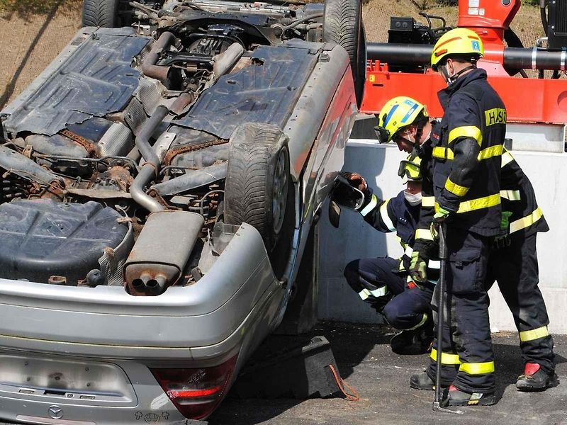 Hasiči se v rámci cvičení Rescue meeting zdokonalovali ve vyprošťování osob z auta, ale také jak uhasit elektromobil - především baterii.
