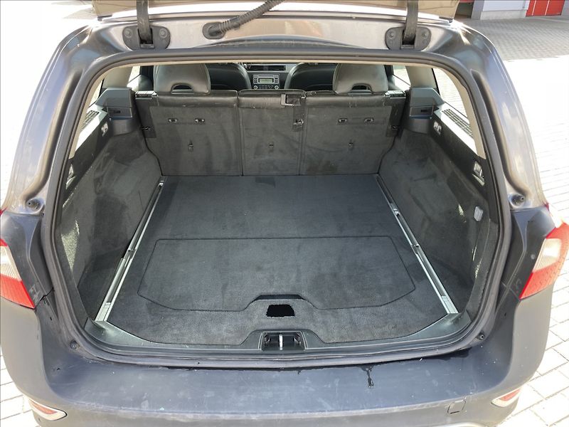Volvo XC70 2,4 D5 151kw AWD Geartronic Mo - fotka 9 z 35