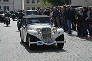 Stovka nablýskaných motocyklů a automobilů předválečné a meziválečné éry vyrazila v neděli z Horního náměstí v Přerově na spanilou jízdu regionem. Nejstarší účastnicí byla 88letá Libuše Šulcová. Vyrazila na motocyklu BSA 770 se sidecarem z roku 1928.