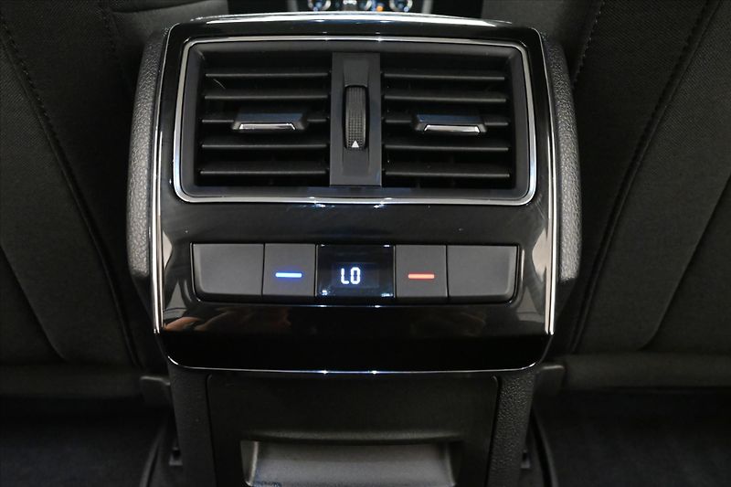 Škoda Superb 2,0 TDI 110 kW DSG Style Záruk - fotka 22 z 32