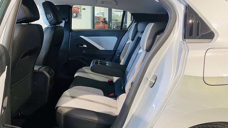 Opel Astra Elegance HB 1.6 PHEV 132kW/180 - fotka 19 z 28