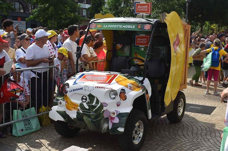 Doprovodná karavana vozidel je předlouhá....