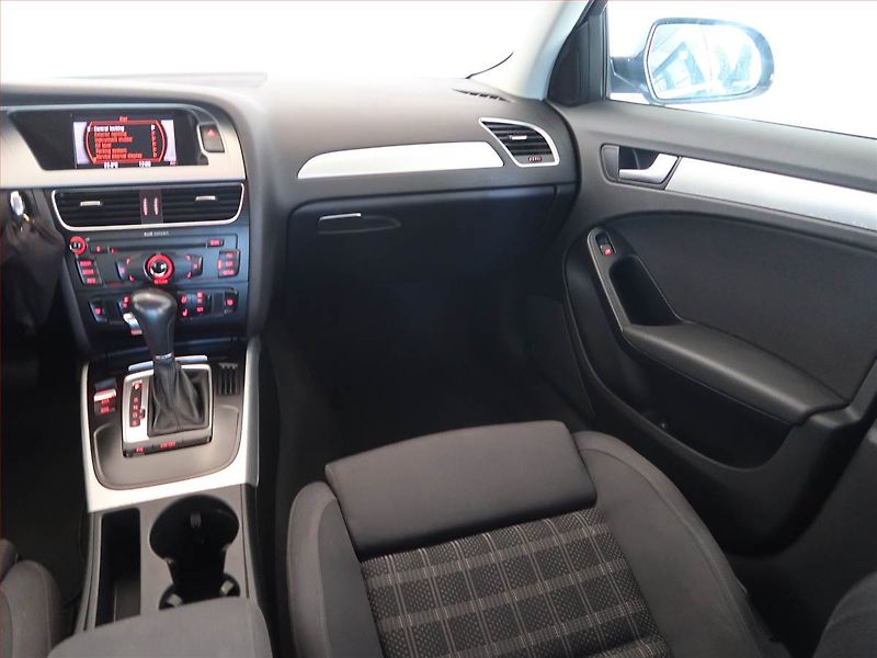 Audi A4 (2010) 2.0 TDI, Automat, Xenony - fotka 8 z 15