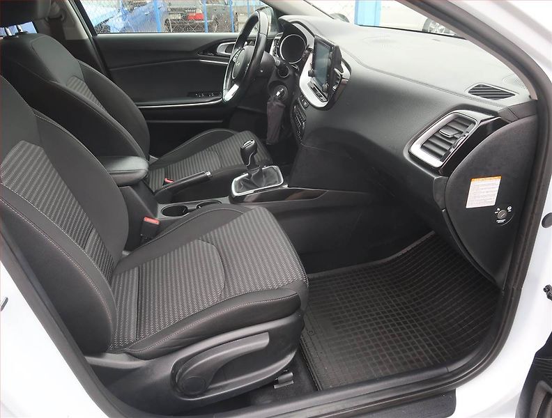 Kia Ceed (2022) Gold 1.6 CRDi MHEV, Serv.kniha - fotka 9 z 17