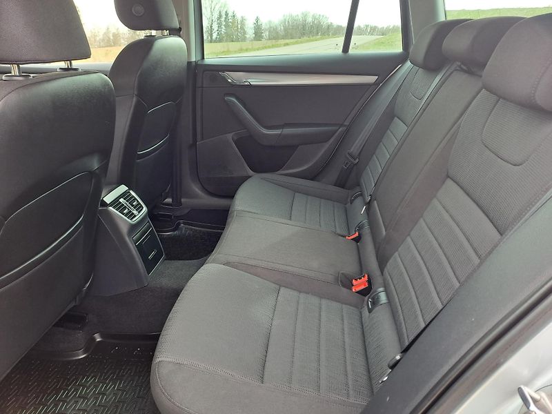 Škoda Octavia (2014) 1.6 TDi DSG PĚKNÝ STAV - fotka 15 z 33