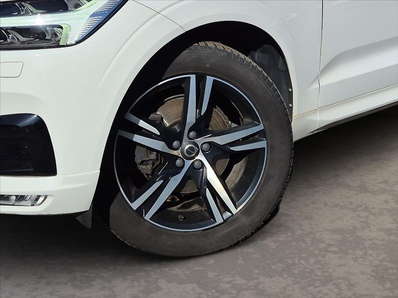 Volvo XC60 2,0 D4 AWD R-Design - fotka 6 z 18