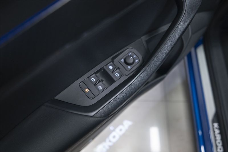 Škoda Karoq 2,0 TDI DSG 4x4 SPORTLINE ČR - fotka 18 z 41