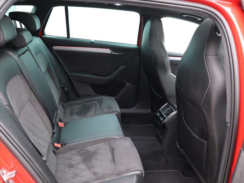 Škoda Superb 2,0 TDI 140kW DSG Sportline - fotka 13 z 37