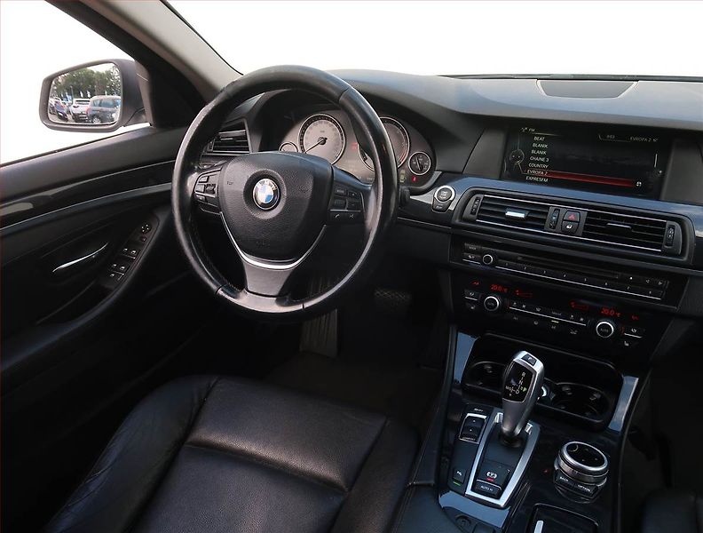 BMW Řada 5 (2012) 520d, Automat, Navi, Xenony - fotka 7 z 21