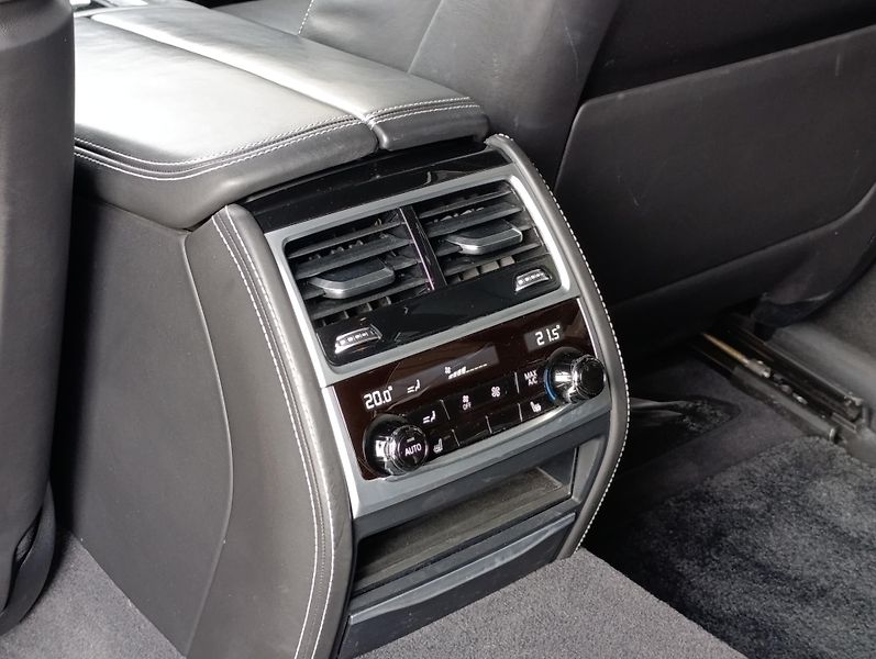 BMW Řada 7 750Ld BLACK FIRE ČR 1.MAJ - fotka 18 z 49