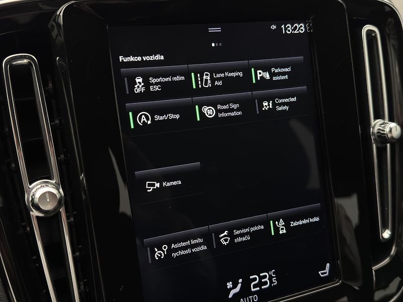 Volvo XC40 T4 MOMENTUM AUT - fotka 31 z 45
