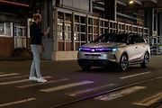 Opel vybaví auta se světlomety s umělou inteligencí. Když kamerové systémy spatří člověka v dráze auta, rozsvítí se barvou magenta.