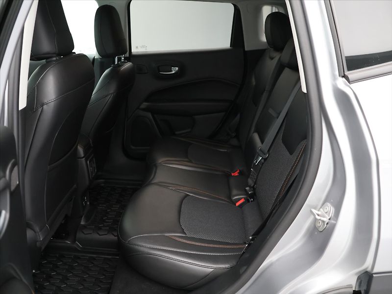 Jeep Compass 1,4 MultiAir Aut. 4WD Limited - fotka 13 z 23