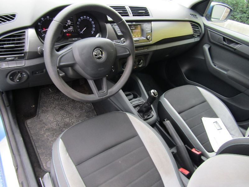 Škoda Fabia (2016) 1.2 TSI 66kW  ZIMNÍ+LETNÍ PNEU - fotka 13 z 36