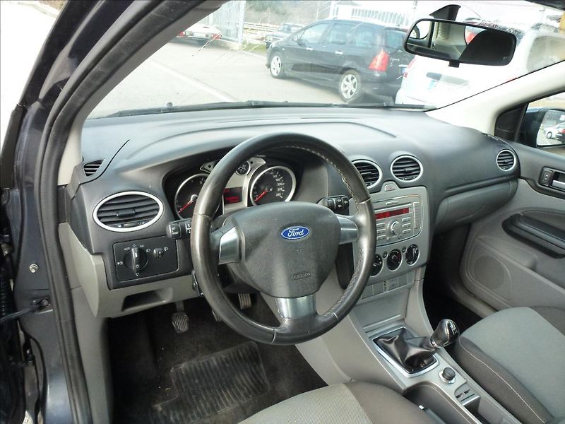 Ford Focus 1,6 16V  Elegance - fotka 11 z 48