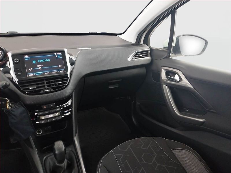 Peugeot 2008 (2017) Active 1.2 PureTech, Tempomat - fotka 8 z 17