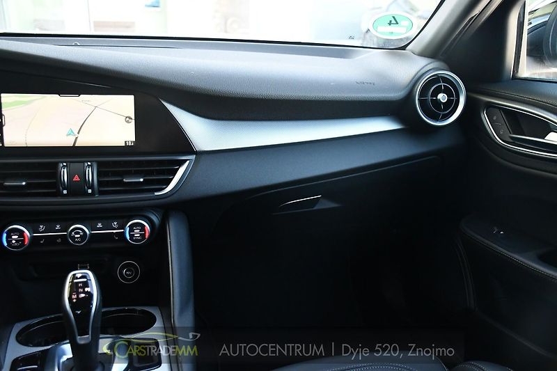 Alfa Romeo Giulia 2.0 TURBO 16V 206kW Q4 VELOCE - fotka 19 z 42