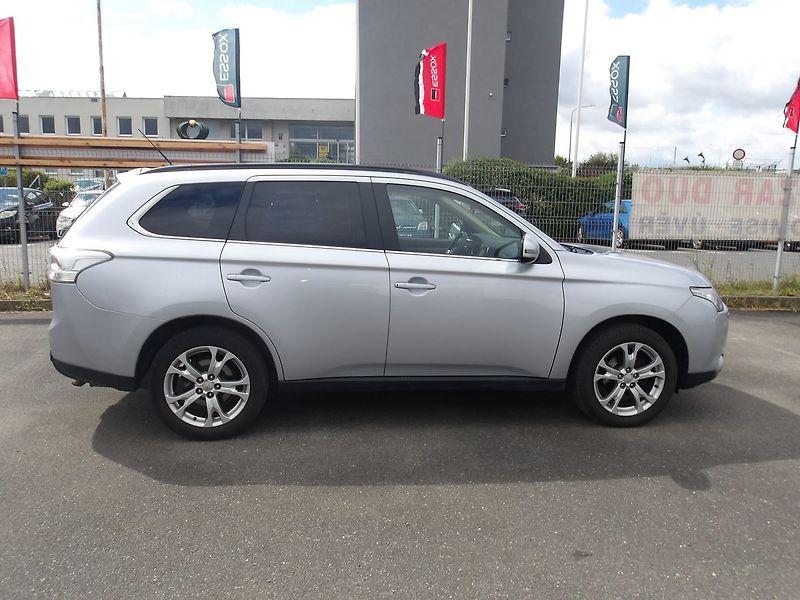 Mitsubishi Outlander 2,3DI-D 4x4 ČR 7 MÍST ! 2.MAJ. - fotka 10 z 39