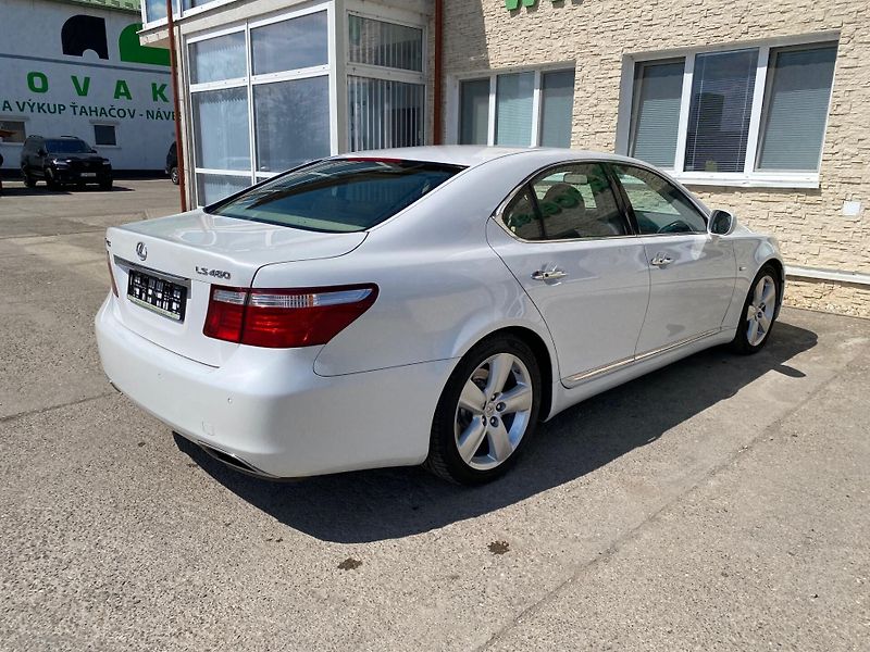 Lexus LS 400 (2009) - fotka 8 z 23