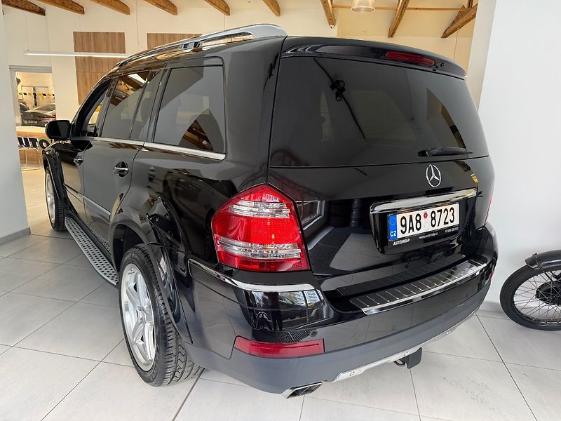 Mercedes-Benz GL (2009) 550 4MATIC - fotka 6 z 34