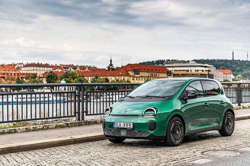 Tento malý elektromobil už budí zaslouženou pozornost v ulicích našeho hlavního města.