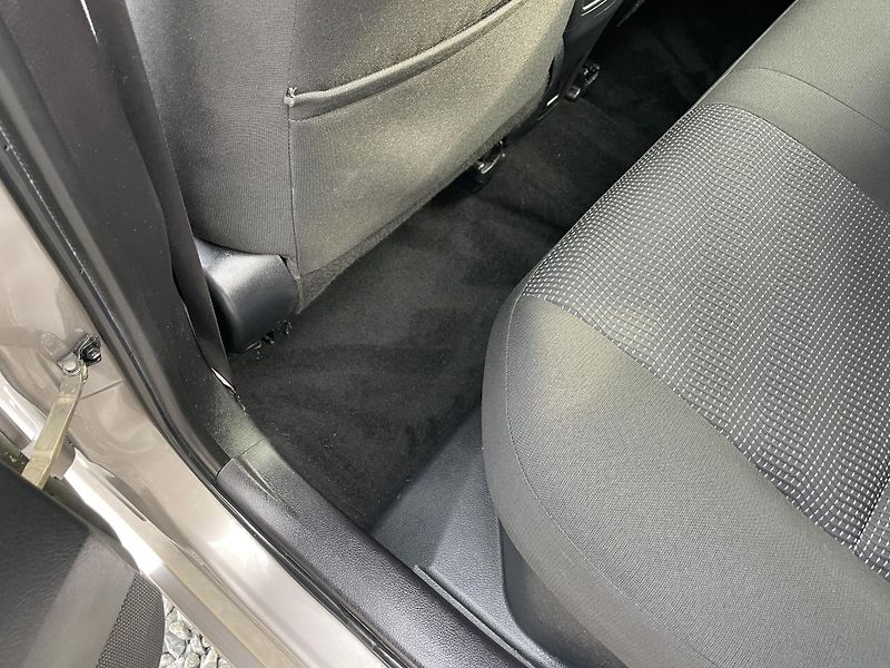 Toyota Auris 1.8i 16v HYBRID AUT NAVI CAM!! - fotka 102 z 166