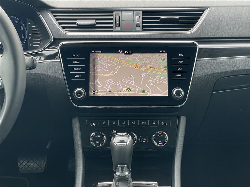 Škoda Superb 1,5 TSI DSG Combi L&K DCC+ACC - fotka 11 z 23