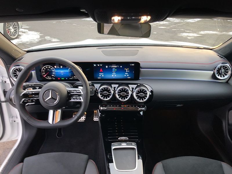 Mercedes-Benz CLA 250 e AMG Shooting Brake - fotka 14 z 25