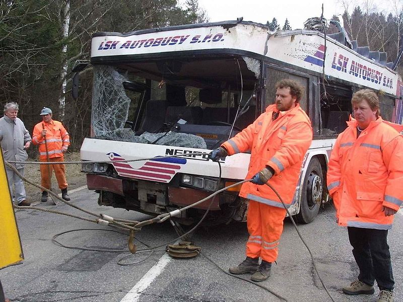 Patrový autobus Neoplan N122 sjel u Nažidel 8. března večer, kolem 20.20, ze sedmimetrového srázu, přetočil se přes střechu a zůstal ležet na levém boku. Zpátky na vozovku ho druhý den vytáhla těžká technika.