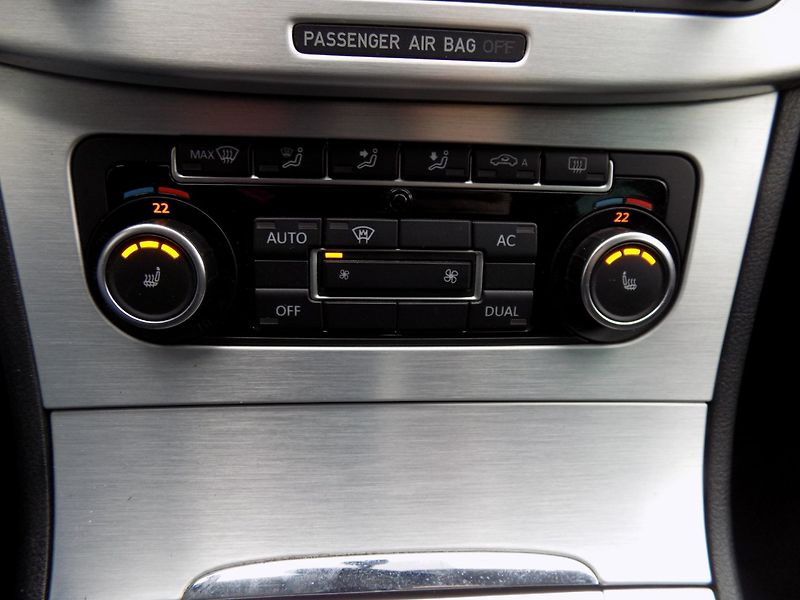 Volkswagen Passat CC (2008) 2.0TDI/Highline/NAVI/Bi-xenon/ - fotka 31 z 37