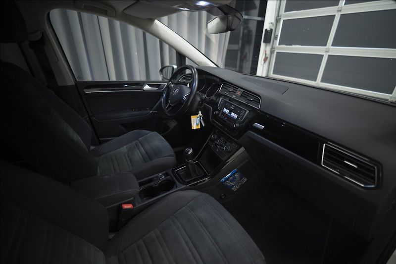 Volkswagen Touran 2,0 TDI MASÁŽ KAMERA VÝHŘEV ČR - fotka 7 z 39