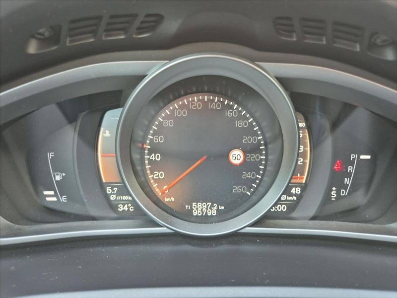 Volvo V40 2,0 D3 Cross Country - fotka 17 z 20
