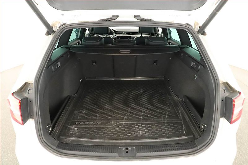 Volkswagen Passat (2019) R-Line 2.0 TDI, 4X4, Automat - fotka 18 z 19