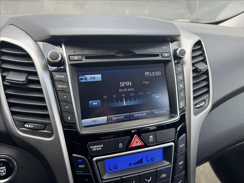 Hyundai i30 1,6 CRDI Premium AT ČR - fotka 18 z 28