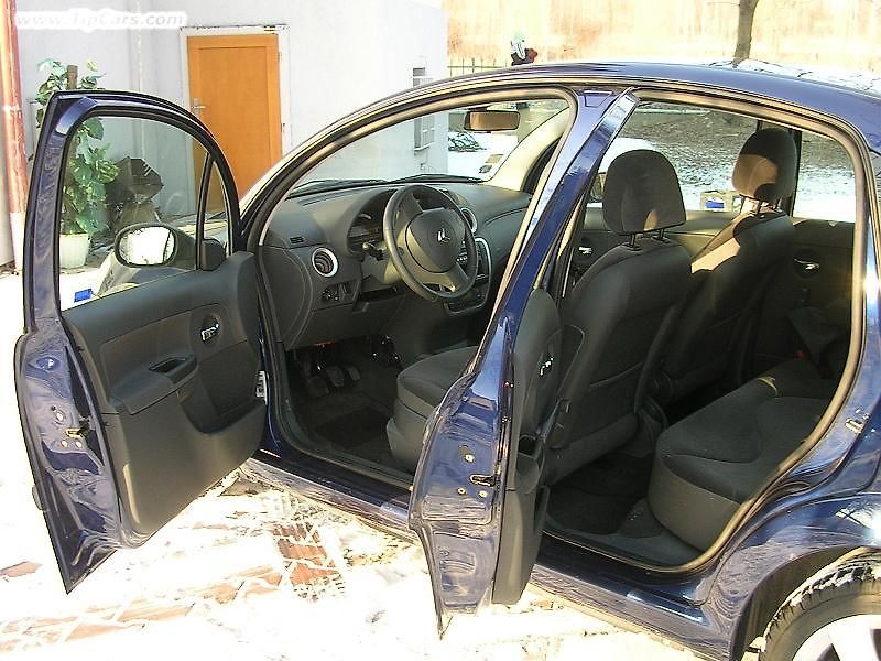 Motor ukrývající se za přední maskou má síly víc než dost.