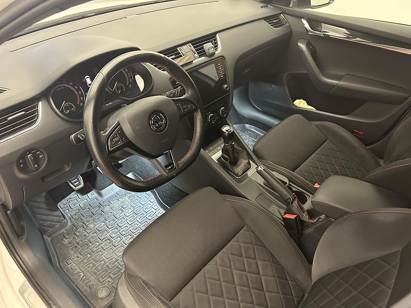 Škoda Octavia 2.0 TDI RS - fotka 6 z 25