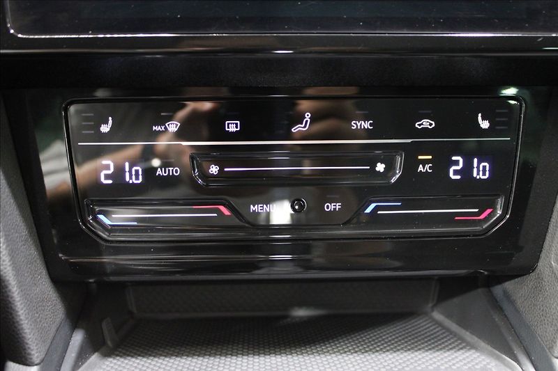 Volkswagen Passat 1,5 TSI DSG Business 1.maj. CZ - fotka 26 z 35
