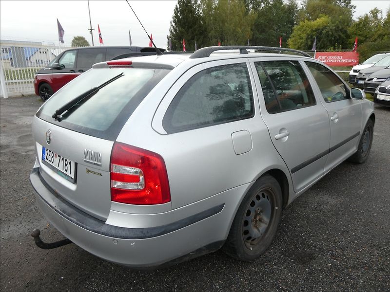Škoda Octavia 1,6 FSi 85kW závěs, 2x kola - fotka 7 z 25