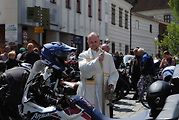 Třeboňské Masarykovo náměstí bylo motorkami doslova našlapané. Stovkám strojů požehnal tamní kaplan Jiří Kalaš.