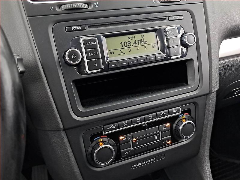 Volkswagen Golf (2010) 1.4 16V - fotka 12 z 15