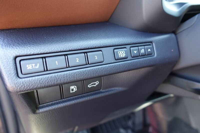 Lexus LBX 1,5 HEV Relax Advanced 4x4 - fotka 21 z 35