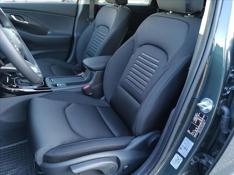 Hyundai i30 1,6 T-GDI WG DCT STYLE SAFETY - fotka 7 z 17