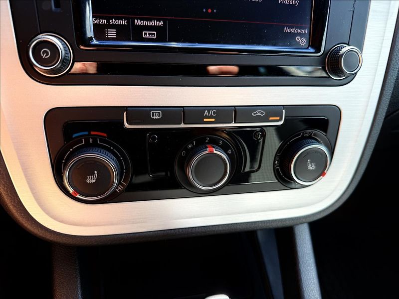 Volkswagen Scirocco 2,0 TSi DSG - fotka 17 z 24