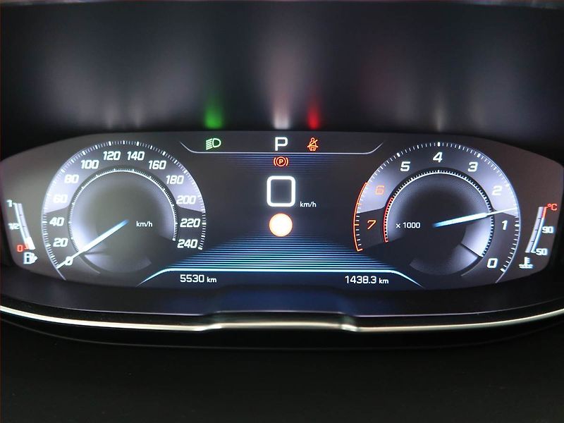 Peugeot 3008 (2019) Allure Pack 1.6 PureTech - fotka 11 z 21