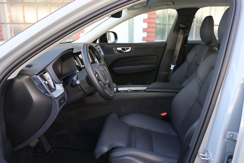 Volvo XC60 (2025) Plus, B5 AWD Mild hybrid - fotka 7 z 21