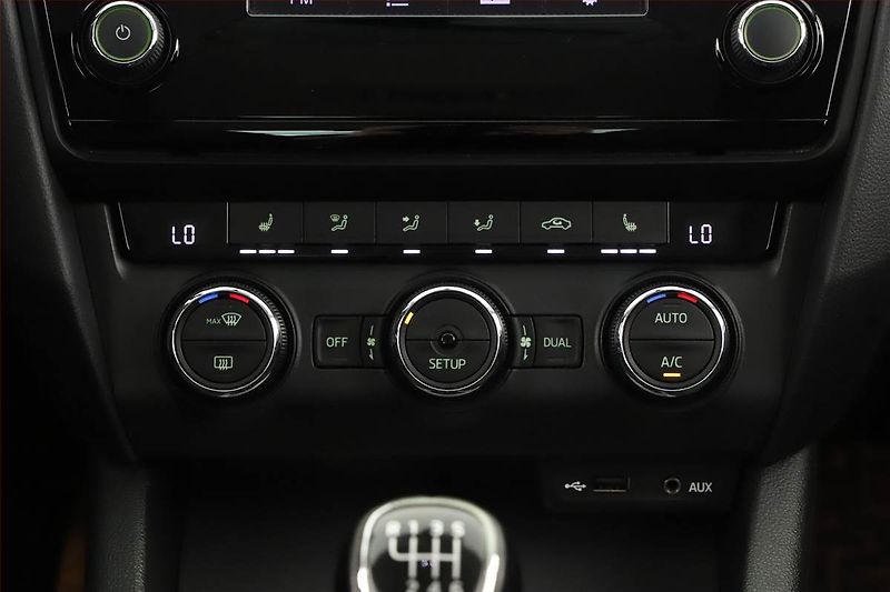 Škoda Octavia (2014) 1.8 TSI, Bi-Xenony, Tempomat - fotka 14 z 17