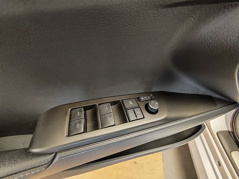 Toyota Camry 2.5 Hybrid Prestige - fotka 19 z 37