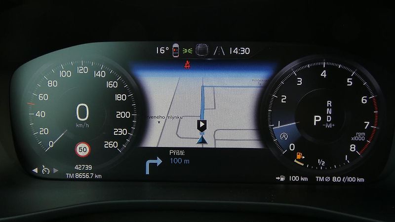 Volvo XC40 T2 FWD Momentum Core - fotka 13 z 22
