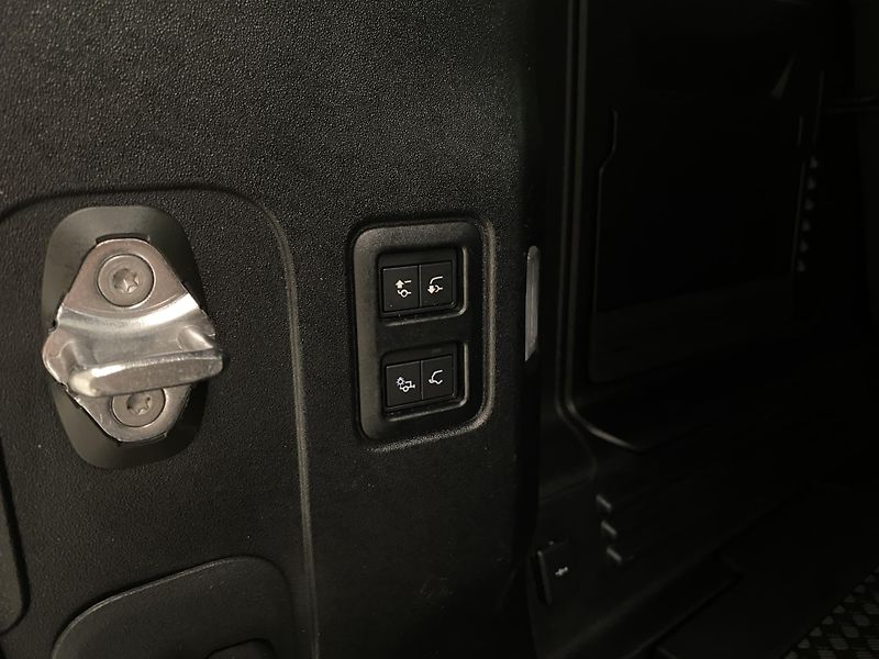 Land Rover Defender P400 X-DYNAMIC HSE AWD CZ - fotka 46 z 46
