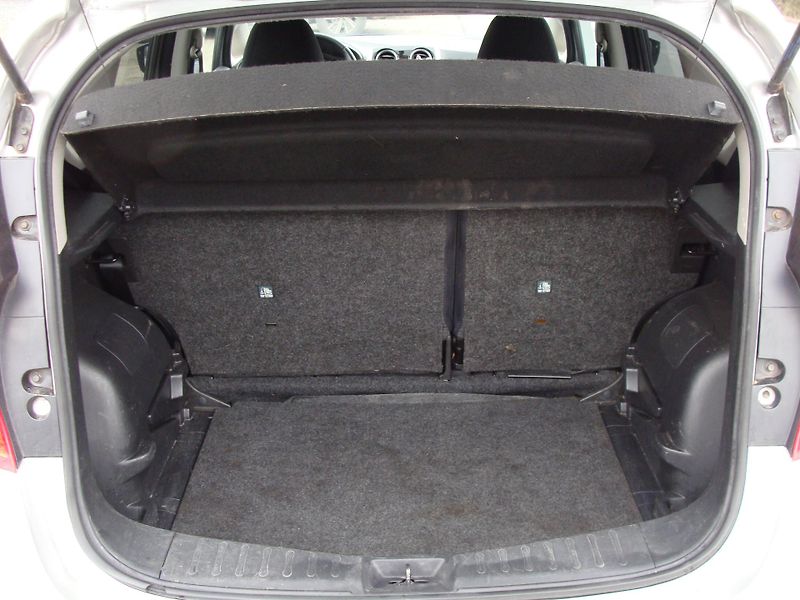 Nissan Note 1.5 DCi, 66 kW, klimatizace - fotka 22 z 23